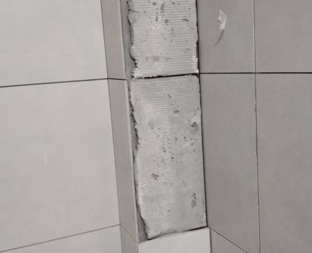 广阳瓷砖空鼓维修公司分享下瓷砖施工前基层浇水润湿程度不足，可能导致以下问题